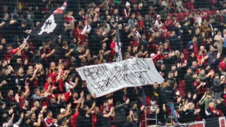 “Afrim Bunjaku, hero i kombit” – transparenti në ndeshjen Shqipëri – Bullgari
