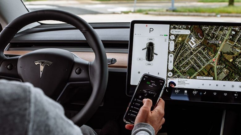 Tesla nis përdorimin e Android Auto dhe Apple CarPlay, hap rrugën për aplikacionet e palëve të treta për veturat e saj