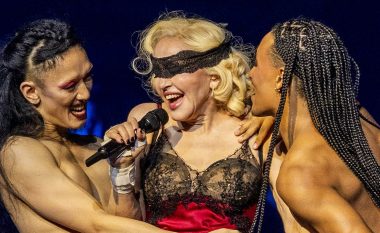 Madonna me performancë eksplicite para fansave të saj në koncert nën shoqërinë e balerinave të zhveshura