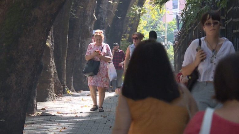 Shqiptarët nuk po blejnë, shtimi i turistëve nuk shtoi optimizmin te tregtarët