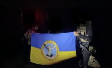 Momenti kur një numër varkash me forca speciale ukrainase ‘pushtojnë’ Krimenë, natën – përpara përleshjes së përgjakshme me armë me rusët