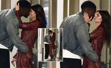 Emily Ratajkowski i dhuron puthje me pasion aktorit Stephane Bak gjatë pushimeve romantike në Paris