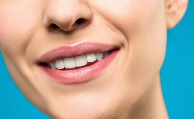 Çfarë mund të zbulojë ngjyra e dhëmbëve për shëndetin tuaj