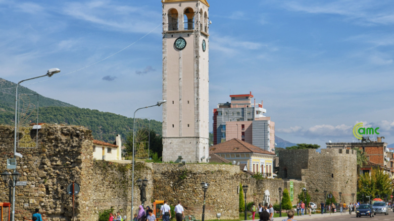 Turistët e huaj “zbulojnë” Elbasanin – Kalaja në mes të qytetit tërheq më shumë vizitorë