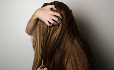 Faktorët që mund të ndikojnë në thinjen e parakohshme të flokëve