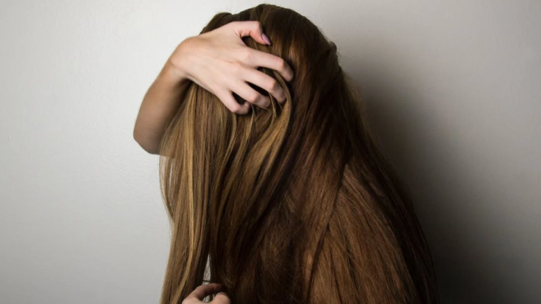Faktorët që mund të ndikojnë në thinjen e parakohshme të flokëve