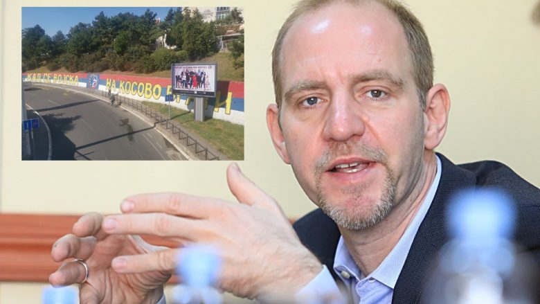 Bieber: Muralet “Kur ushtria të kthehet në Kosovë” të shkruara në Serbi, sinjal se si qeveria dëshiron që shoqëria të mendojë për Kosovën