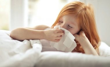 Shenjat dhe simptomat e gjashtë infeksioneve që fëmijët mund t’i marrin gjatë dimrit e të cilat çdo prind duhet t’i dijë