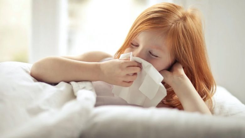 Shenjat dhe simptomat e gjashtë infeksioneve që fëmijët mund t’i marrin gjatë dimrit e të cilat çdo prind duhet t’i dijë