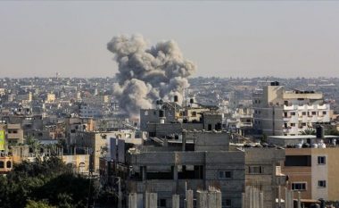 Izraeli kryen sulme ajrore pranë spitalit më të madh në Gazë - të mbushur me pacientë dhe mijëra të strehuar