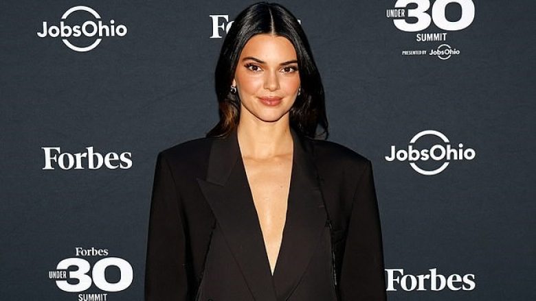 Kendall Jenner shfaqet në super formë veshur me një kostum të zi teksa merr pjesë në samitin e “Forbes 30 Under 30 2023”