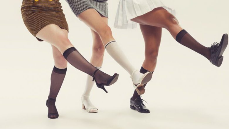Çorapet deri te gjuri janë një trend që vjen direkt nga pasarelat: Ju sjellim ide për veshje elegante
