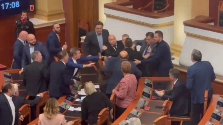 Përplasja fizike në Kuvendin e Shqipërisë