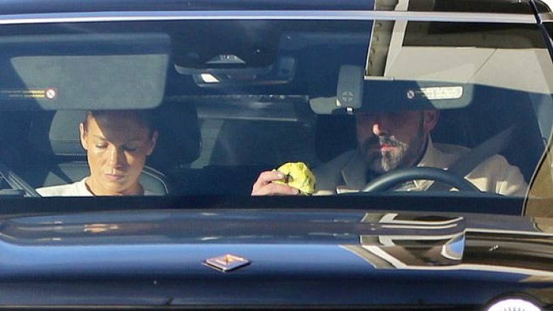 Përkundër faktit se reklamojnë një jetë të shëndetshme, Jennifer Lopez dhe Ben Affleck fotografohen për herë të tretë brenda javës në “Mc Donald’s”