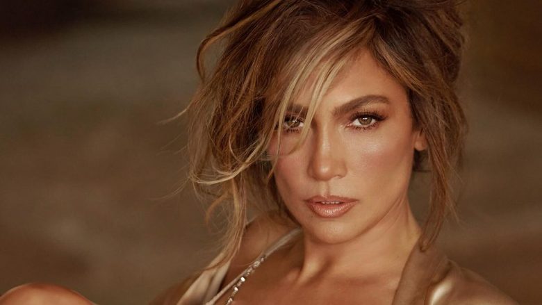 Copa dantelle dhe figurë të tonifikuar – Jennifer Lopez ka pozuar me të brendshme për fushatën e re