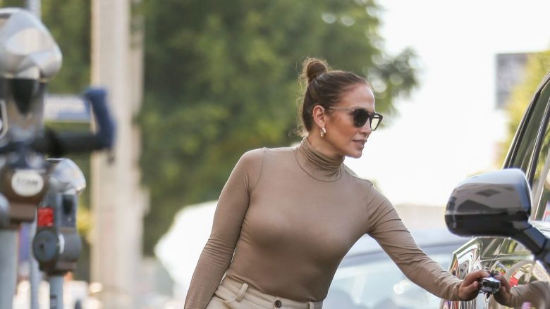 Jennifer Lopez në ngjyrat që simbolizojnë vjeshtën: Një fanellë me fyt dhe pantallona krem janë një kombinim perfekt