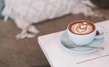 Si e ndihmon organizmin shtimi i një filxhani kafeje pa sheqer në ditë
