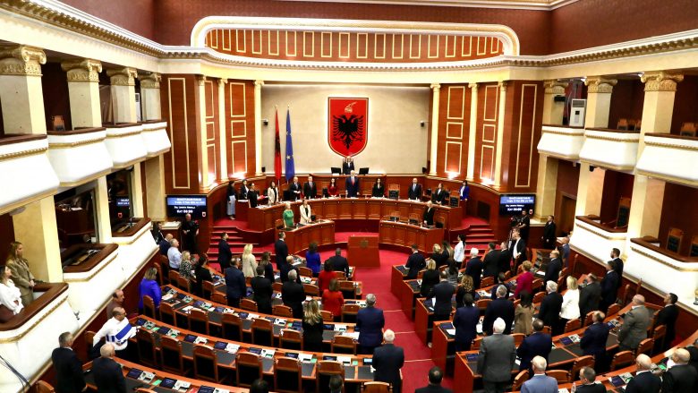 Lufta në Izrael, Kuvendi i Shqipërisë mban një minutë heshtje për viktimat