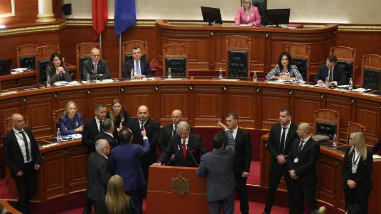 Debate të forta për Kosovën në Kuvendin e Shqipërisë, opozita kundër deklaratës së Ramës, kërkohet reagim me rezolutë të përbashkët