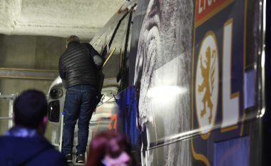 Tifozët e Marseilles sulmojnë me gurë autobusin e Lyonit duke gjakosur trajnerin e tyre