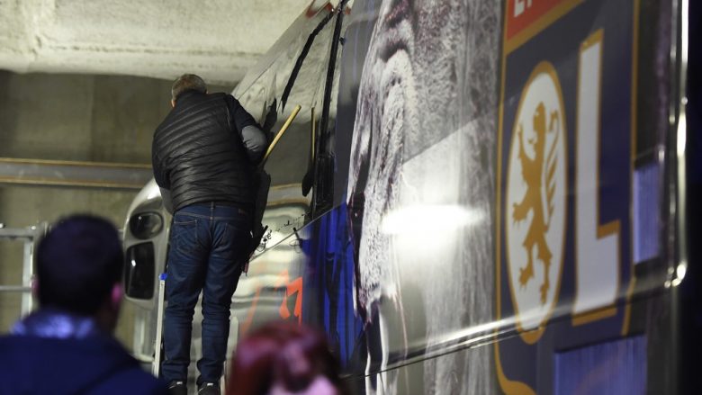 Tifozët e Marseilles sulmojnë me gurë autobusin e Lyonit duke gjakosur trajnerin e tyre