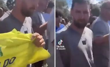 Reagimi interesant i Lionel Messit pasi një fans tentoi t’i dhuronte fanellën e Cristiano Ronaldos