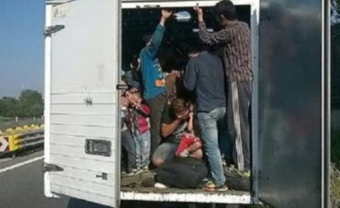 Një burrë nga Shkupi u kap me një kamion plot me emigrantë: brenda kishte mbi 60 persona, mes tyre edhe fëmijë
