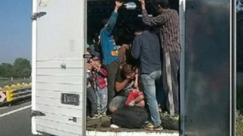 Një burrë nga Shkupi u kap me një kamion plot me emigrantë: brenda kishte mbi 60 persona, mes tyre edhe fëmijë