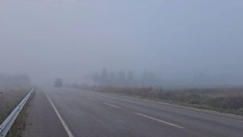 Mjegull e dendur në juglindje të Shqipërisë, vështirësi në qarkullimin e mjeteve