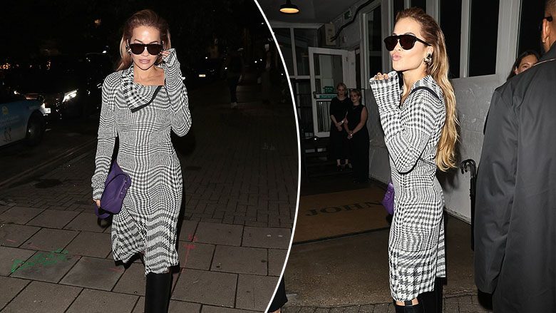 Rita Ora duket me stil në një fustan me kuadrate ndërsa merr pjesë në një ekspozitë në Londër