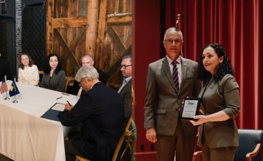Osmani merr premtim nga kryetarët e komunave të Iowas për thellim të bashkëpunimit – nderohet edhe me çmim nga Universiteti Drake