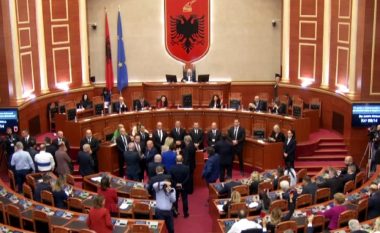 Parlamenti i Shqipërisë miraton rezolutën për Kosovën
