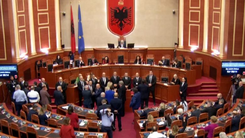 Parlamenti i Shqipërisë miraton rezolutën për Kosovën