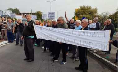Pensionistët e Velesit sot protestuan sërish, bllokuan hyrjen në qytet për një orë