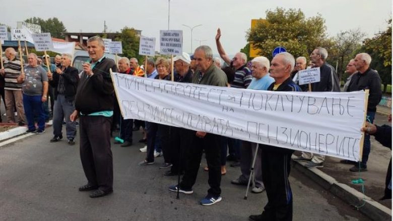Pensionistët në protesta, bllokojnë hyrjen dhe daljen në Negotinë