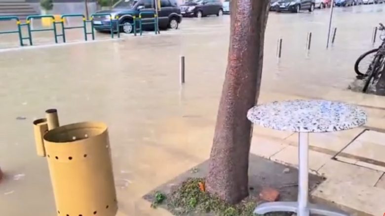 Përmbyten rrugët në Durrës, shkak reshjet e dendura të shiut
