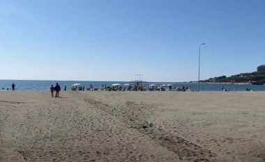 Moti i ngrohtë mbush plazhet e Shqipërisë edhe në tetor