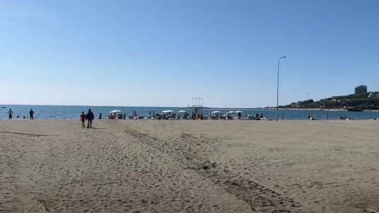 Moti i ngrohtë mbush plazhet e Shqipërisë edhe në tetor