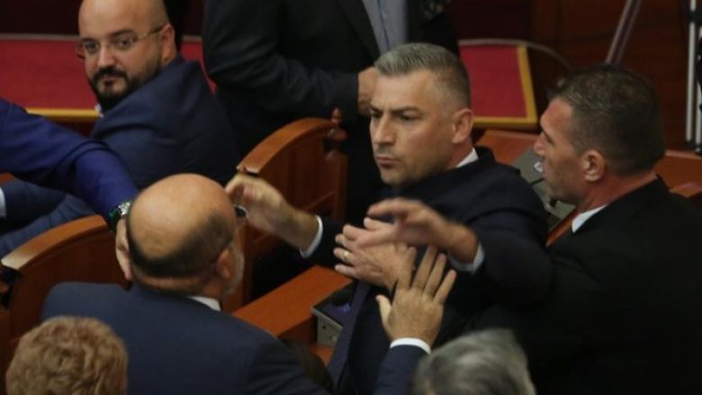 Sherri me grushte në Kuvendin e Shqipërisë, PS do të kërkojë përjashtimin e shtatë deputetëve të opozitës