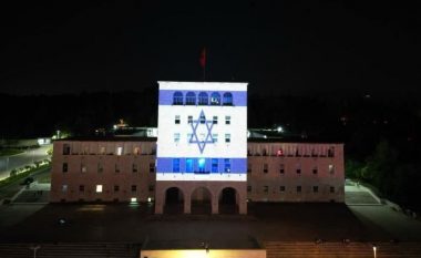 Shqipëria solidarizohet me Izraelin, i vendos flamurin në sheshin “Nënë Tereza”