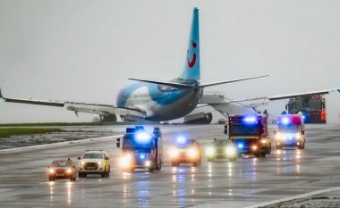 Aeroplani rrëshqet dhe del nga pista ndërsa ulej në një aeroport të Anglisë – njëri nga pasagjerët përshkruan momentin dramatik