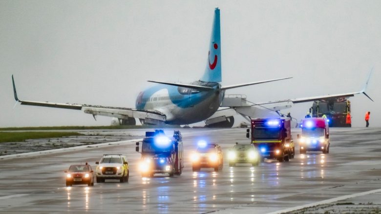 Aeroplani rrëshqet dhe del nga pista ndërsa ulej në një aeroport të Anglisë – njëri nga pasagjerët përshkruan momentin dramatik