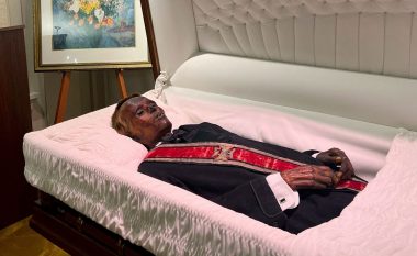 Burri i mumifikuar do të varroset pas 128 vitesh i ekspozuar