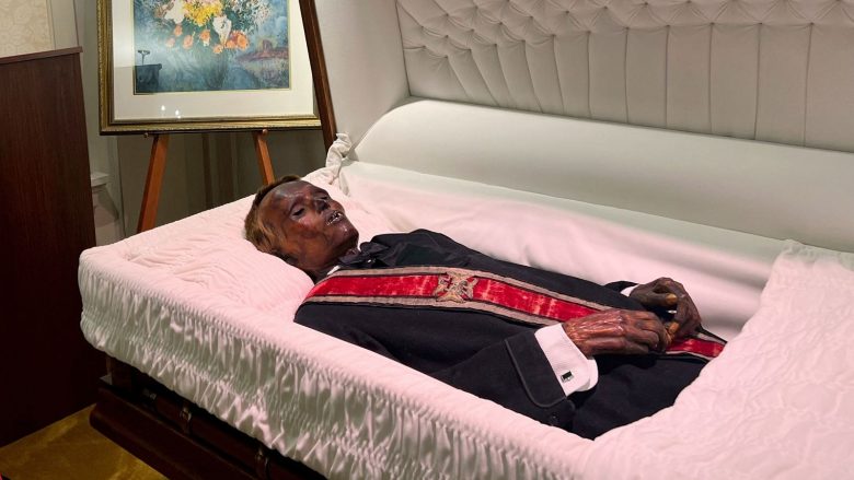 Burri i mumifikuar do të varroset pas 128 vitesh i ekspozuar