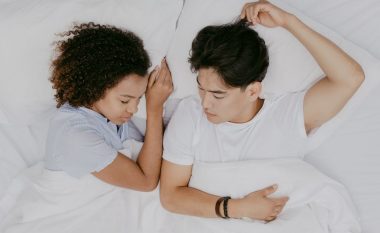 Njerëzit pretendojnë se ‘metoda skandinave e gjumit’ i shpëton martesat dhe marrëdhëniet e tyre: Nuk ka më zënka në shtrat