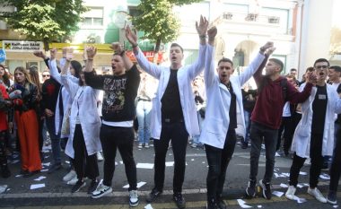 Studentët e mjekësisë protestë në Tiranë, vendosin pranga para Ministrisë së Arsimit