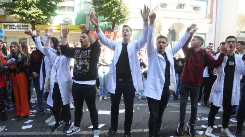 Studentët e mjekësisë protestë në Tiranë, vendosin pranga para Ministrisë së Arsimit
