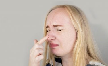 Pse bllokohet vetëm njëra vrimë e hundës gjatë një ftohjeje?