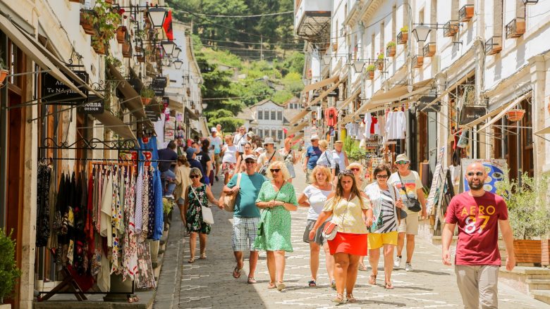 Zgjatet sezoni turistik në Shqipëri, rreth 8.3 milionë shtetas të huaj vizitojnë vendin deri në shtator