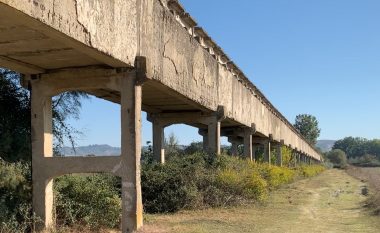 15 fshatra rrezikojnë izolimin, dëmtohet ura 500 metra e gjatë në Fier